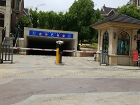 張家港伊頓花園別墅現(xiàn)場案例車牌識別加廣告道閘，人行通道閘（護外人臉識別加擺閘